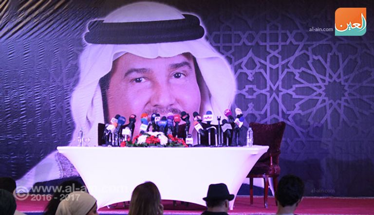 الفنان محمد عبده خلال المؤتمر الصحفي