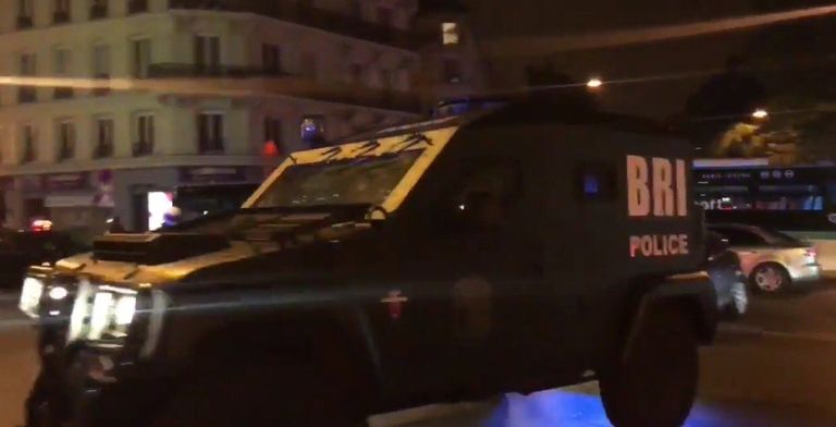 10 سيارات شرطة انتشرت في وسط باريس