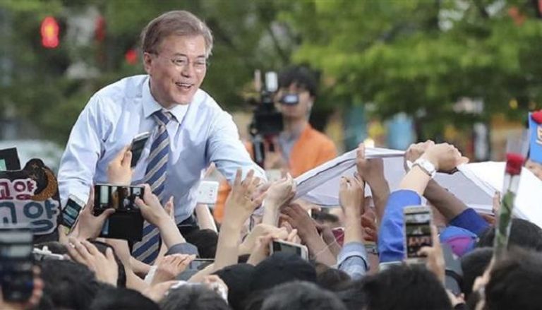 الرئيس الكوري الجنوبي المنتخب مون جاي-إن يحيي مؤيديه