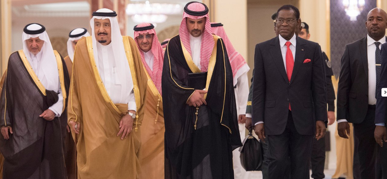 العاهل السعودي الملك سلمان بن عبد العزيز آل سعود برفقة رئيس غينيا الإستوائية