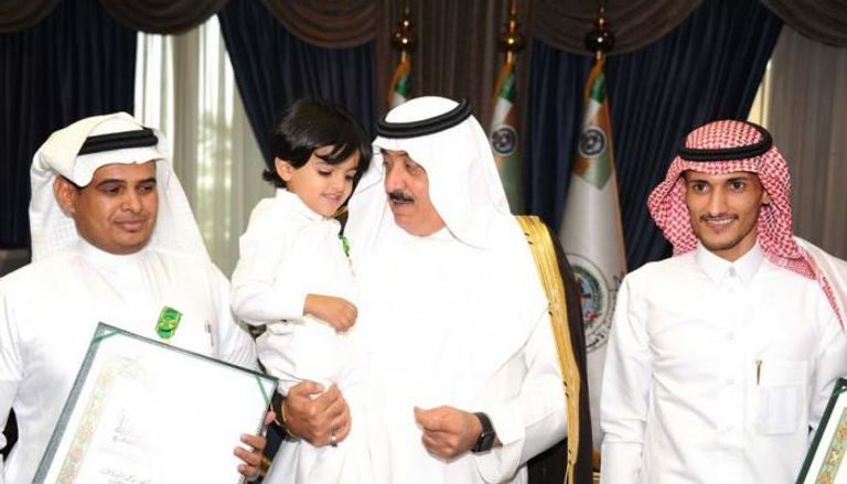 الأمير متعب بن عبدالله يستقبل ذوي الشهداء