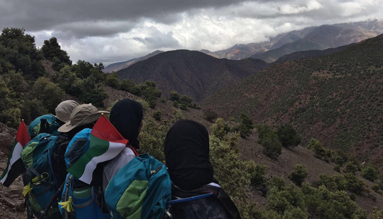 صورة للإماراتيات في طريقهن لقمة جبل توبقال