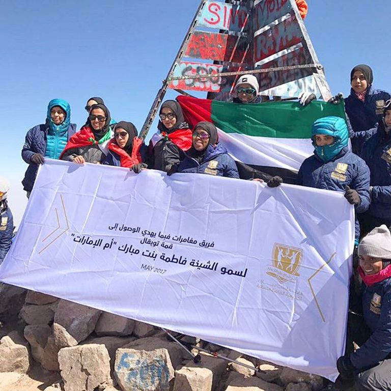 صورة للإماراتيات في طريقهن لقمة جبل توبقال