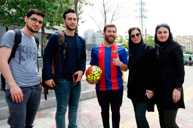 الإيرانيون تسابقوا للتصوير مع شبيه ميسي