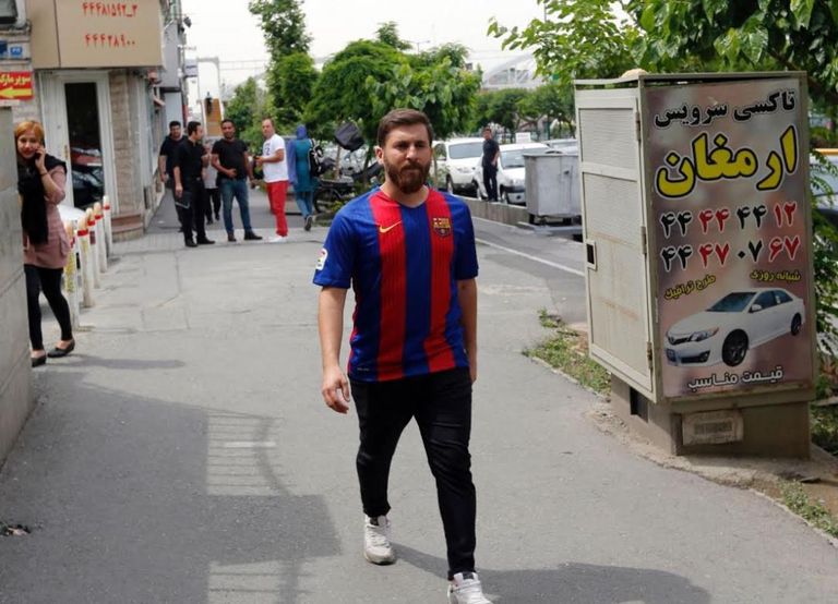 الإيرانيون تسابقوا للتصوير مع شبيه ميسي