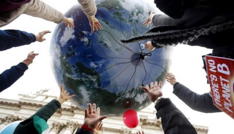 متظاهرون مؤيدون لاتفاقية باريس للمناخ - رويترز
