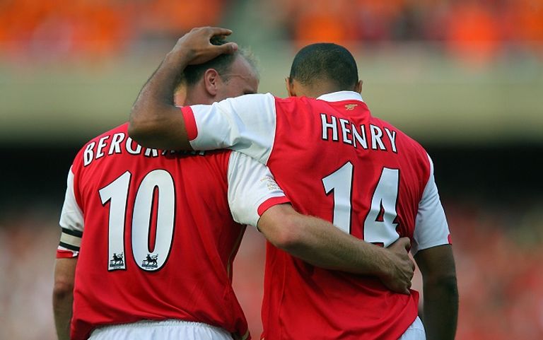 المهاجم الهولندي الكبير دينيس بيركامب نجم أياكس وأرسنال السابق