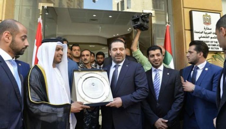 سفير الإمارات يقدم درعا تكريميا لسعد الحريري 