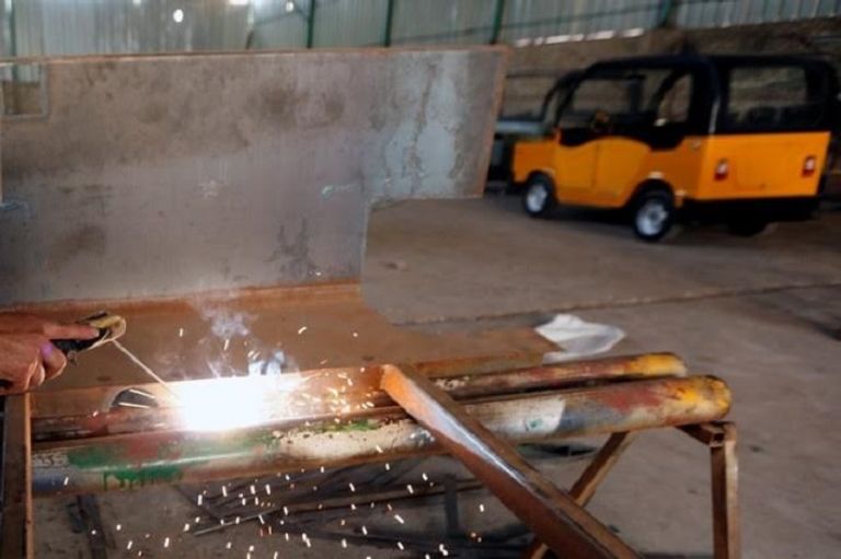 عربة تنافس التوك توك في مصر