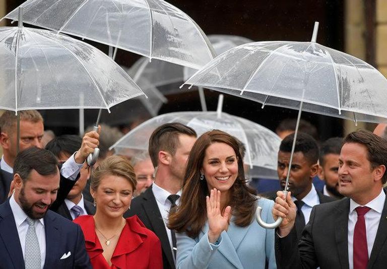 كيت ميدلتون تتألق بالأزرق