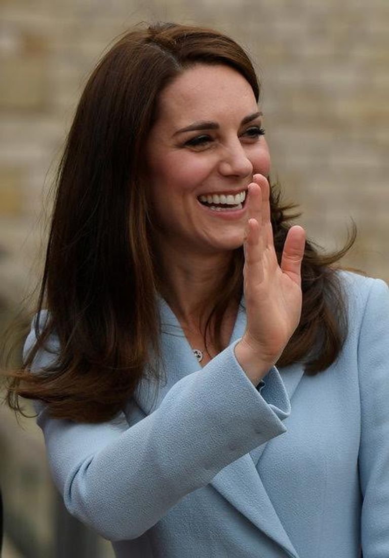 كيت ميدلتون تتألق بالأزرق