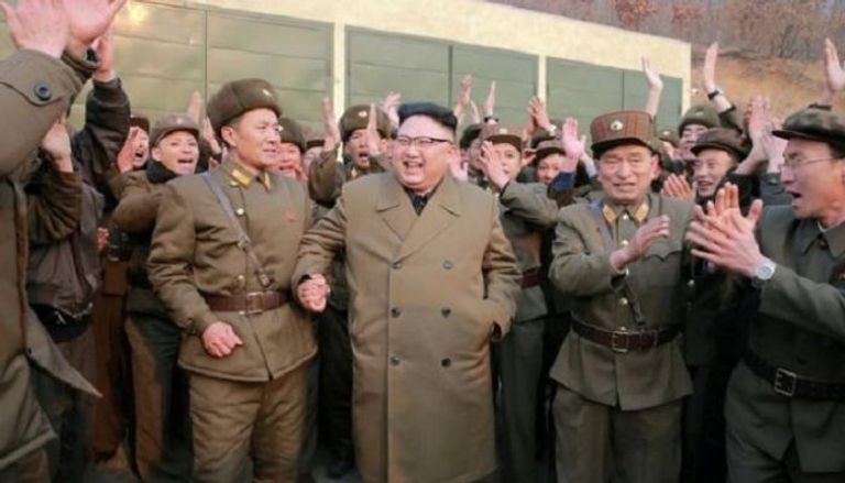 زعيم كوريا الشمالية يحمل رجلا مسنّا على ظهره