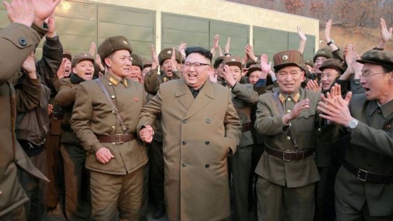 زعيم كوريا الشمالية يحمل رجلا مسنّا على ظهره