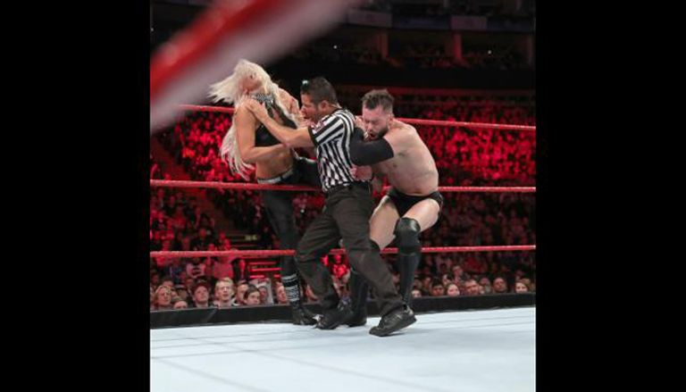 فين بالور يثبت أكتاف ذا ميز