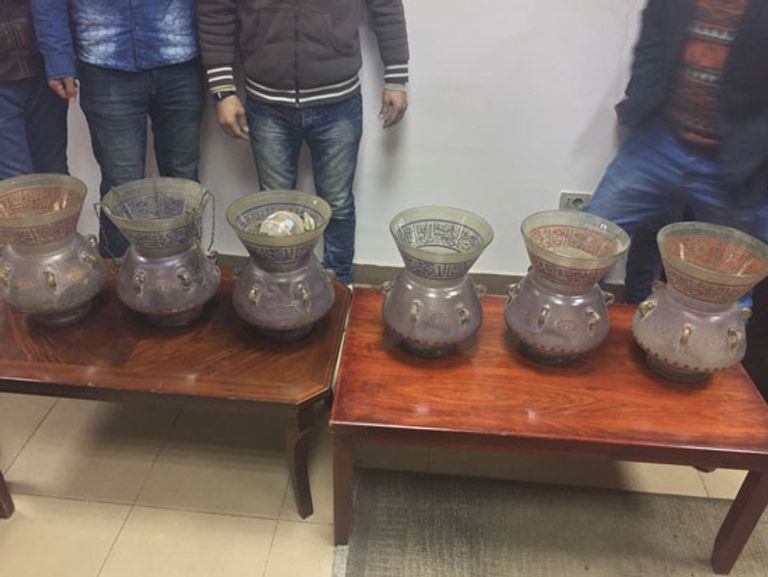 المشكاوات الستة بعد استردادهم وضبط المتهمين بسرقتهم أحد المساجد المنشأة بأموال قطرية (منقولة عن الصحف المصرية)