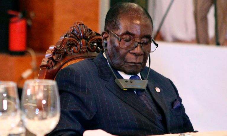 موجابي يبدو غافيا خلال أحد الاجتماعات