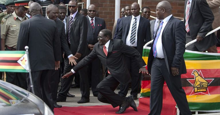 موجابي يبدو غافيا خلال أحد الاجتماعات