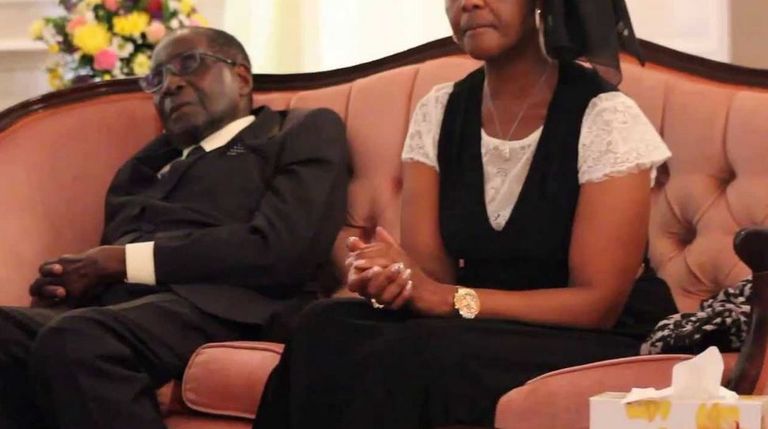 موجابي يبدو غافيا خلال أحد الاجتماعات