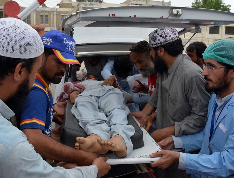 نقل ضحايا تفجير غرب باكستان - الفرنسية