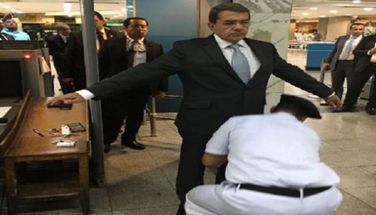 عمرو الجارحي وزير المالية المصري يخضع للتفتيش بالمطار