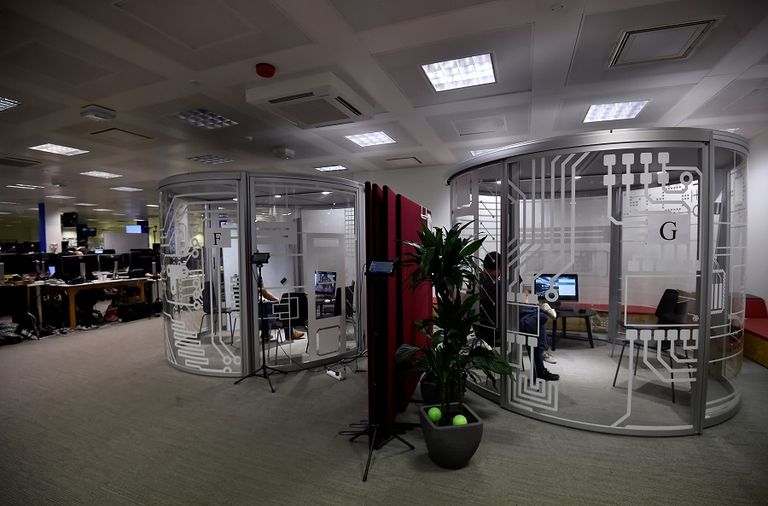 عربات الإسعاف أمام مستشفى ببريطانيا - أرشيفية