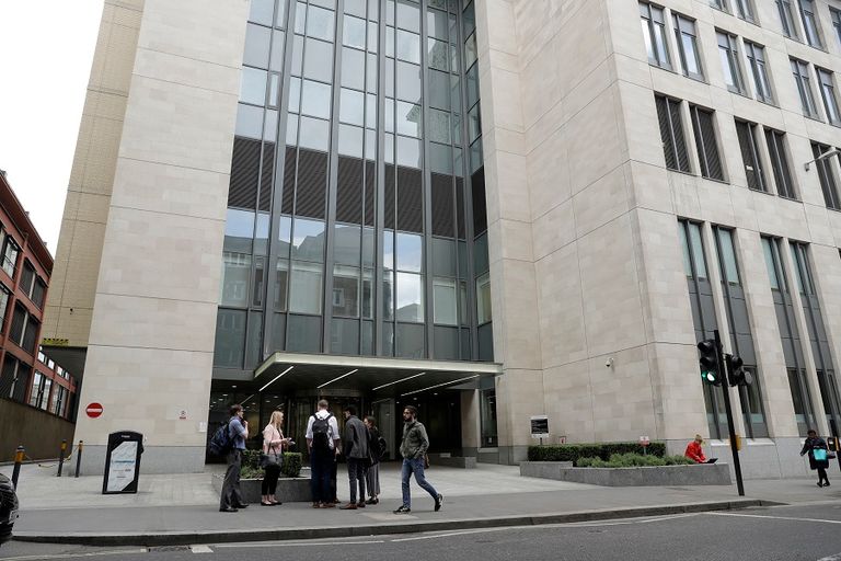 عربات الإسعاف أمام مستشفى ببريطانيا - أرشيفية