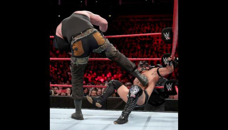 رومان رينز يضرب برون سترومان بكرسي حديدي