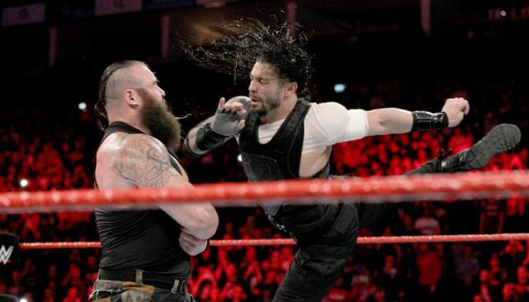 رومان رينز يضرب برون سترومان بكرسي حديدي