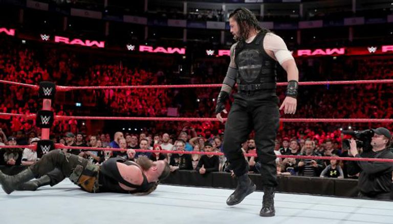 رومان رينز يضرب برون سترومان بكرسي حديدي