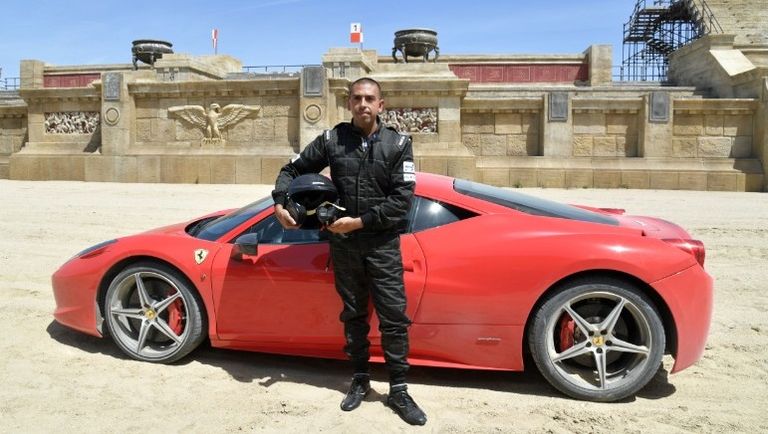 سيارة فيراري تسابق عربة يجرها جوادان