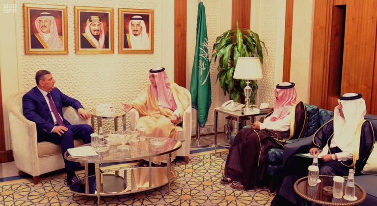 عادل الجبير وزير الخارجية السعودي برفقة المنسق العام للهيئة العليا للمفاوضات السورية