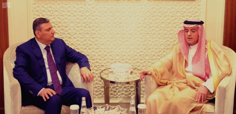 عادل الجبير وزير الخارجية السعودي برفقة المنسق العام للهيئة العليا للمفاوضات السورية