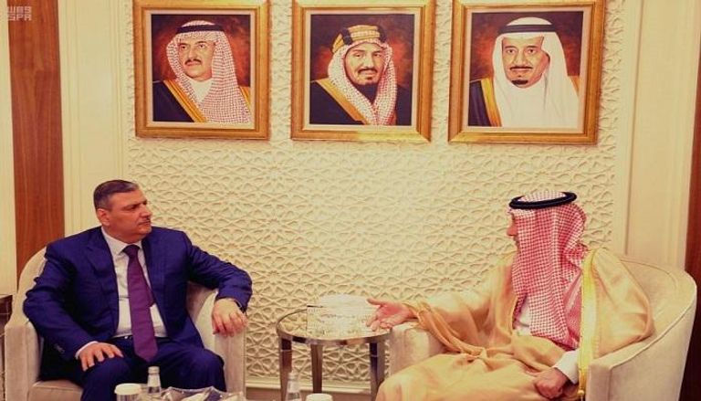 عادل الجبير وزير الخارجية السعودي برفقة المنسق العام للهيئة العليا للمفاوضات السورية
