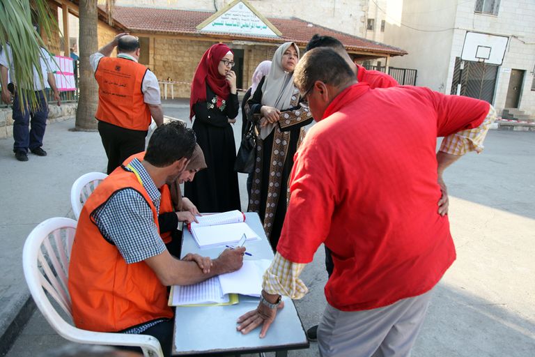 الناخبون خلال عملية التصويت في محليات 2017 عملية التصويت في محليات 2017 (الوكالة الفلسطينية الرسمية
