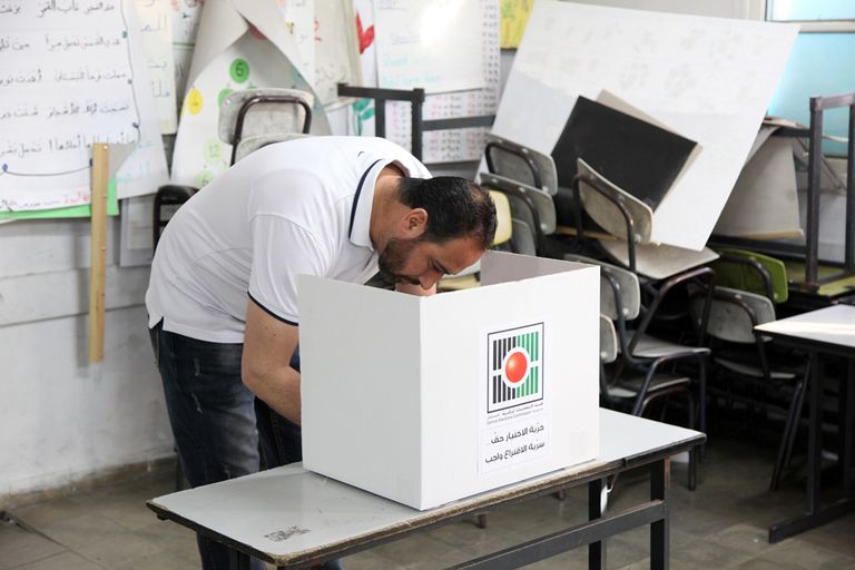 الناخبون خلال عملية التصويت في محليات 2017 عملية التصويت في محليات 2017 (الوكالة الفلسطينية الرسمية