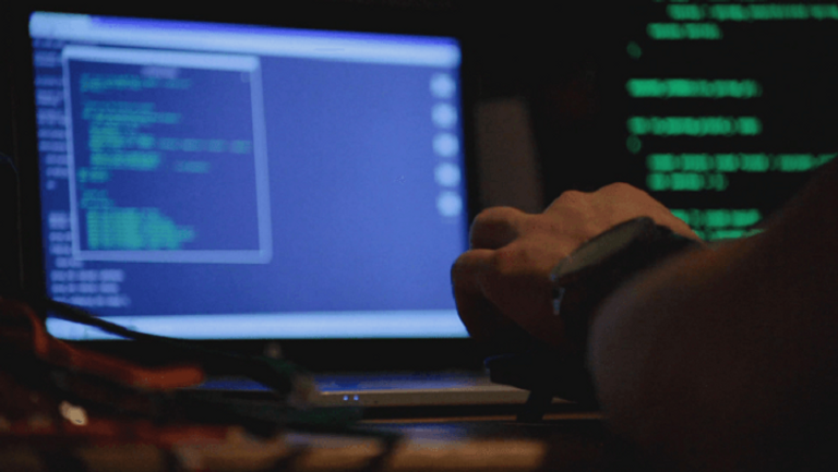 فــيروس وانا ديكرابتور