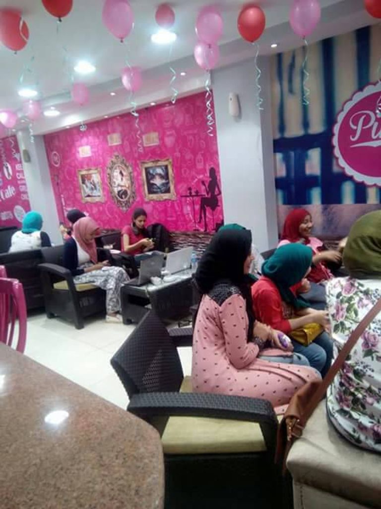 أول كافيه "للفتيات فقط" في صعيد مصر