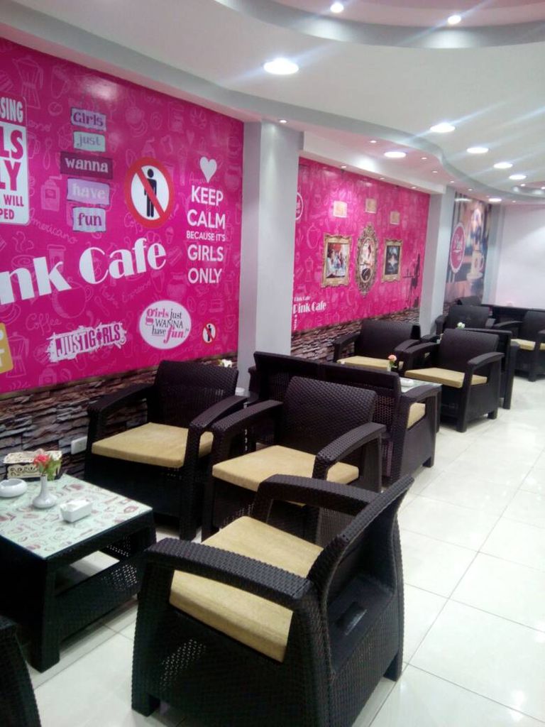 أول كافيه "للفتيات فقط" في صعيد مصر