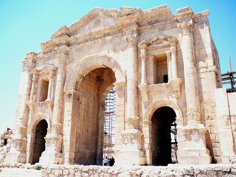 قوس هادريان في جرش