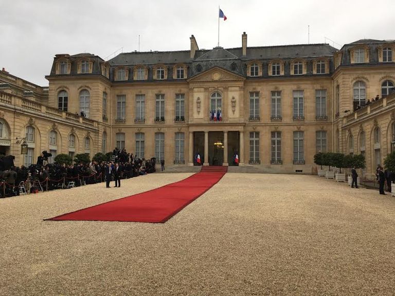 هولاند في استقبال ماكرون