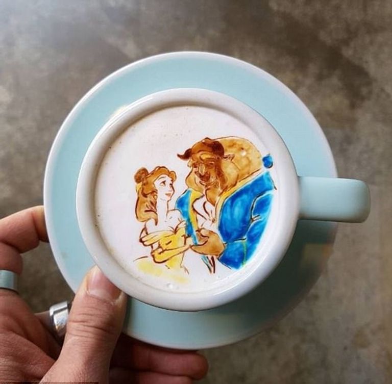 بالصور.. موهبة استثنائية لفن الرسم على القهوة