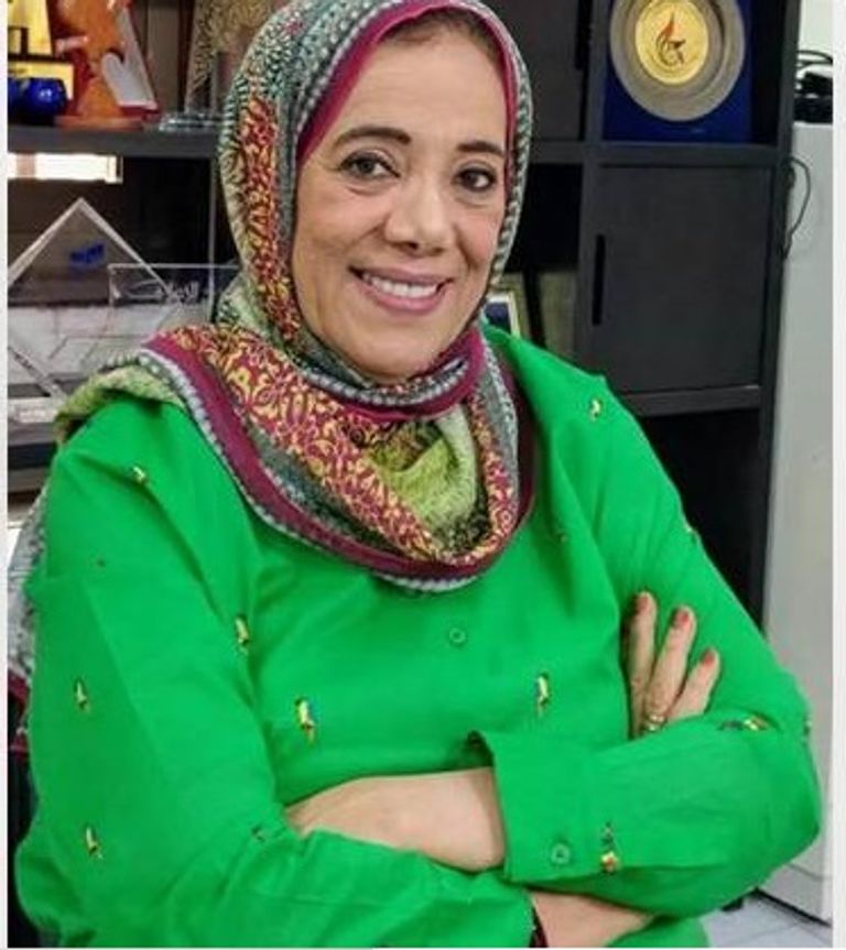 خلال توزيع الهدايا على الأطفال 