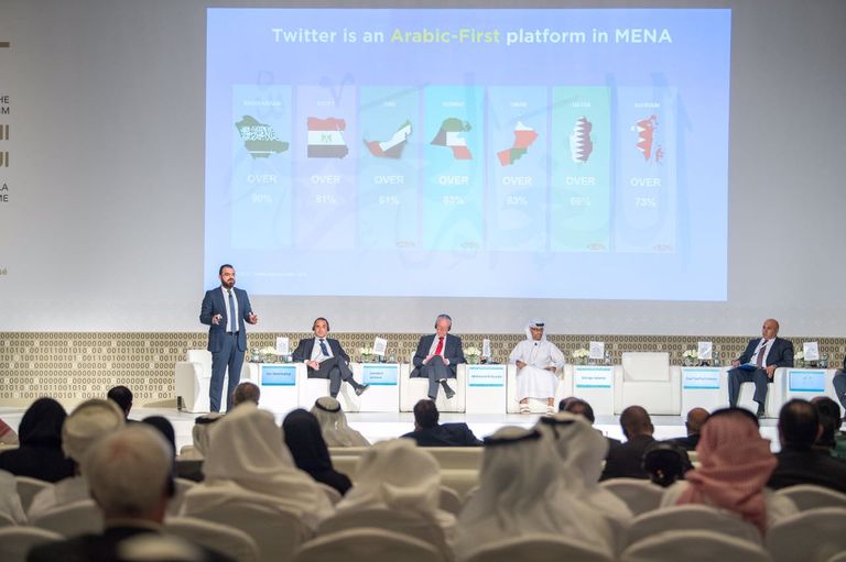 المسؤول بموقع تويتر يتحدث خلال المؤتمر