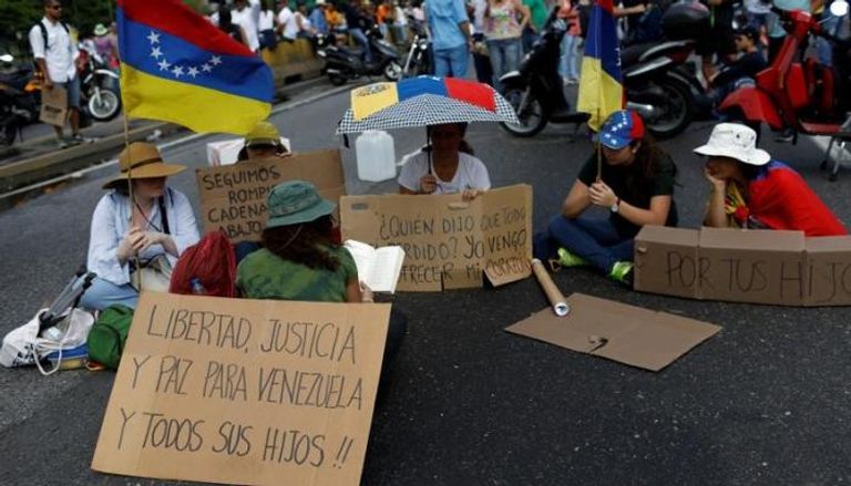 المعارضة تغلق الطرق في فنزويلا 