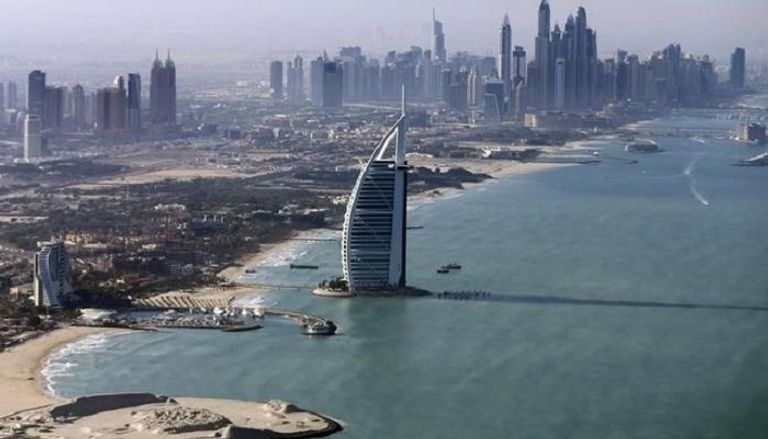 منظر عام لـ دبي يظهر فيه فندق برج العرب الفاخر 