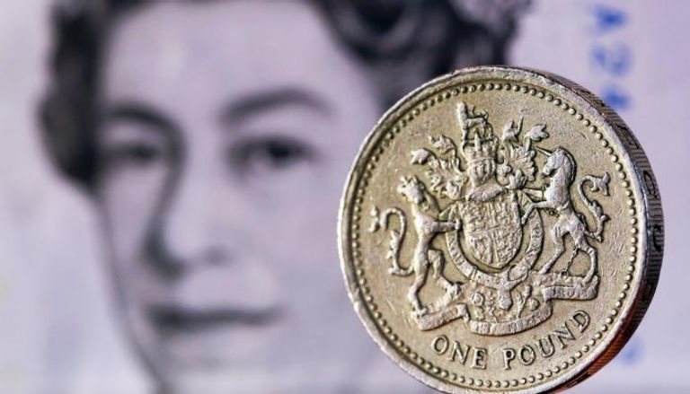 بريطاني يتسوق من متجر في لندن