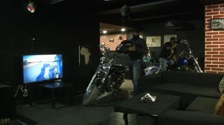 زبائن ودراجاتهم النارية بالمقهى