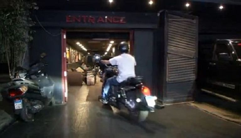 زبائن ودراجاتهم النارية بالمقهى