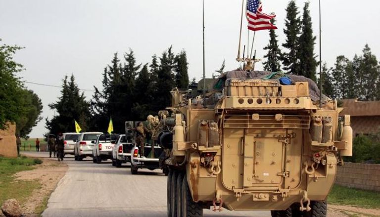قوات أمريكية ترافقها عناصر قوات سوريا الديمقراطية في شمال البلاد 
