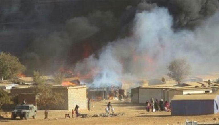 انفجار سابق في مخيم الركبان السوري قرب الحدود الأردنية
